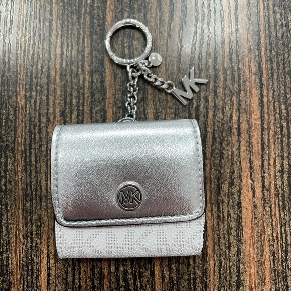 Michael Kors AirPods case white silver - Picture 1 of 6